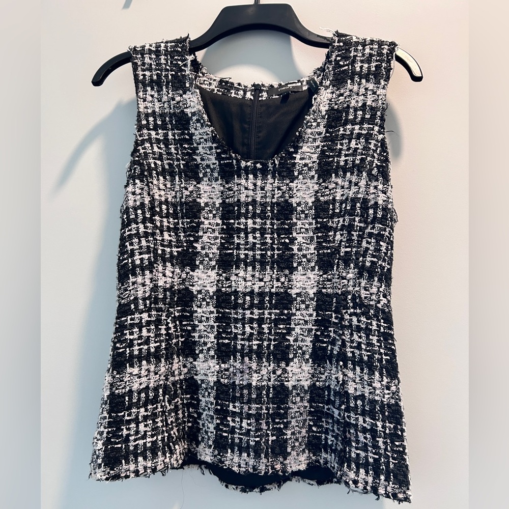 Designer Theory Top Size M Black, White, & Light Pink Accents, Lined